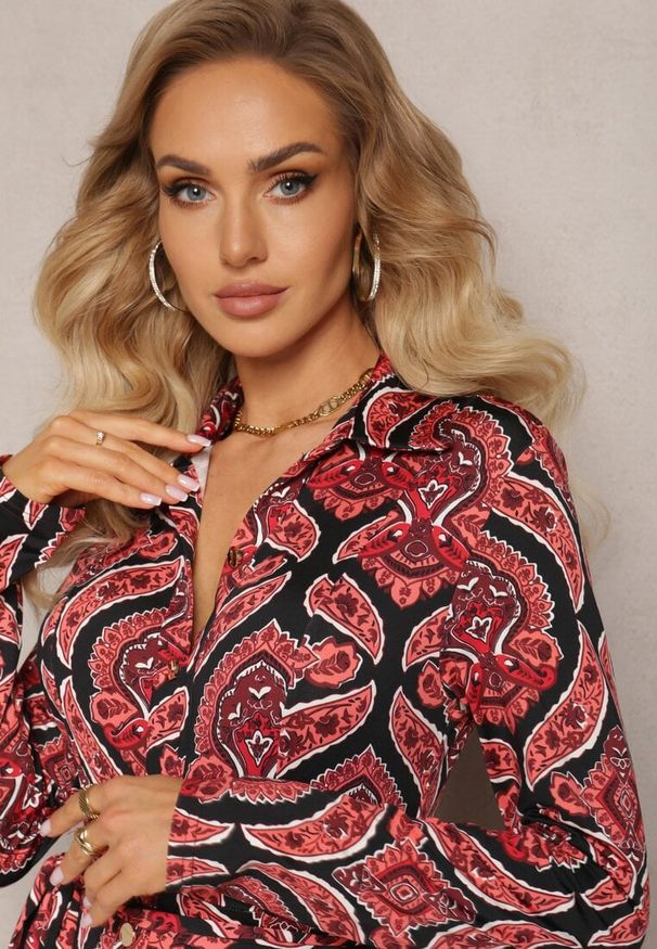 Renee - Czerwona Sukienka Koszulowa z Materiałowym Paskiem z Wzorem Paisley Cevilia. Kolor: czerwony. Materiał: materiał. Wzór: paisley. Typ sukienki: koszulowe. Długość: midi