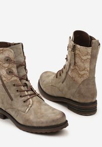 Born2be - Ciemnobeżowe Botki Workery Zdobione Suwakiem i Wężowym Tłoczeniem Vemindra. Okazja: na co dzień. Kolor: beżowy. Materiał: jeans. Wzór: aplikacja. Styl: klasyczny, casual #4