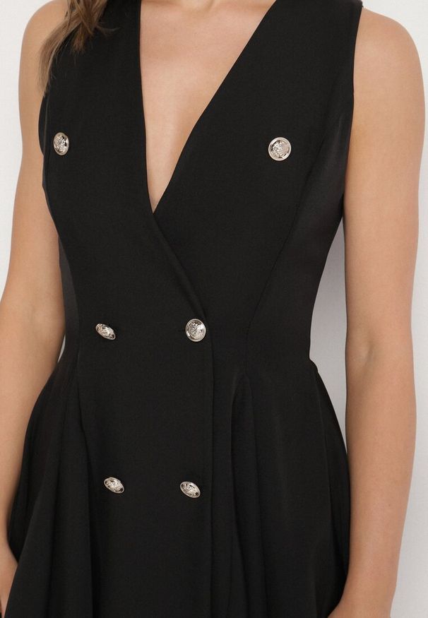 Born2be - Czarna Sukienka Bez Rękawów o Rozkloszowanym Kroju z Ozdobnymi Guzikami Palanea. Okazja: na co dzień. Typ kołnierza: dekolt w kształcie V. Kolor: czarny. Długość rękawa: bez rękawów. Typ sukienki: rozkloszowane. Styl: casual, elegancki, klasyczny