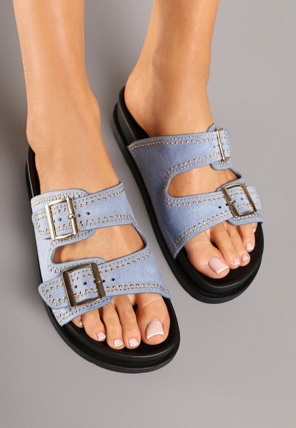 Renee - Niebieskie Klapki z Prostokątnymi Klamrami i Nitami Finzivia. Okazja: na co dzień. Kolor: niebieski. Materiał: jeans. Wzór: aplikacja. Obcas: na obcasie. Styl: casual. Wysokość obcasa: średni
