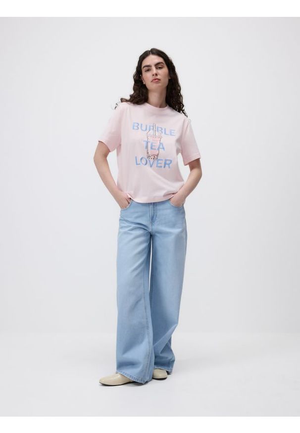 Reserved - T-shirt z haftem - pastelowy róż. Kolor: różowy. Materiał: bawełna. Wzór: haft