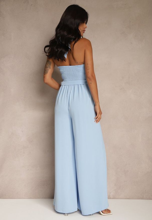 Renee - Niebieski Kombinezon Koktajlowy Ozdobiony Paskiem z Metaliczną Klamrą Zermira. Okazja: na co dzień, na imprezę. Kolor: niebieski. Wzór: aplikacja. Styl: wizytowy