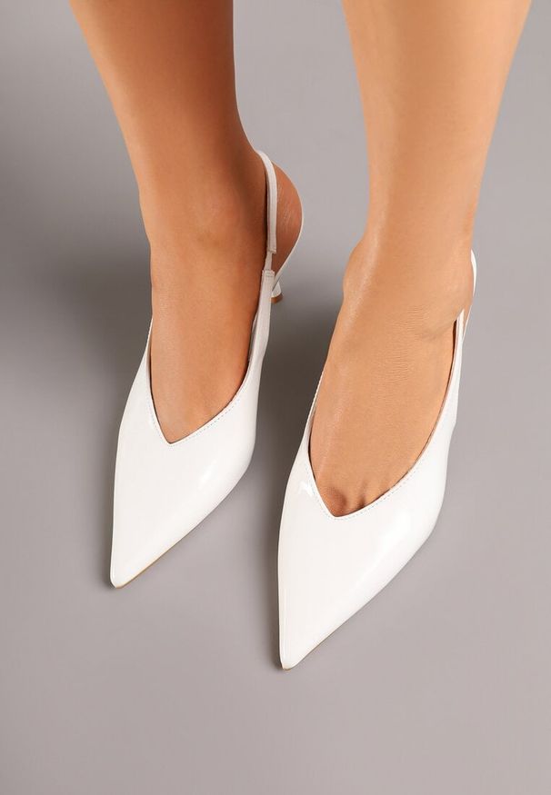 Renee - Białe Lakierowane Sandały na Szpilce Typu Slingback Addoxie. Okazja: na co dzień, na spacer. Kolor: biały. Materiał: lakier. Obcas: na szpilce. Styl: elegancki, casual. Wysokość obcasa: średni