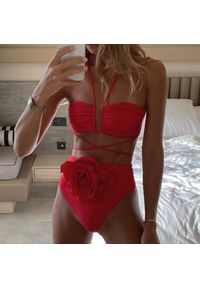 Intica - Dwuczęściowy strój kąpielowy z motywem różanym na lato i plażę Kindra. Kolor: czerwony. Materiał: materiał #2
