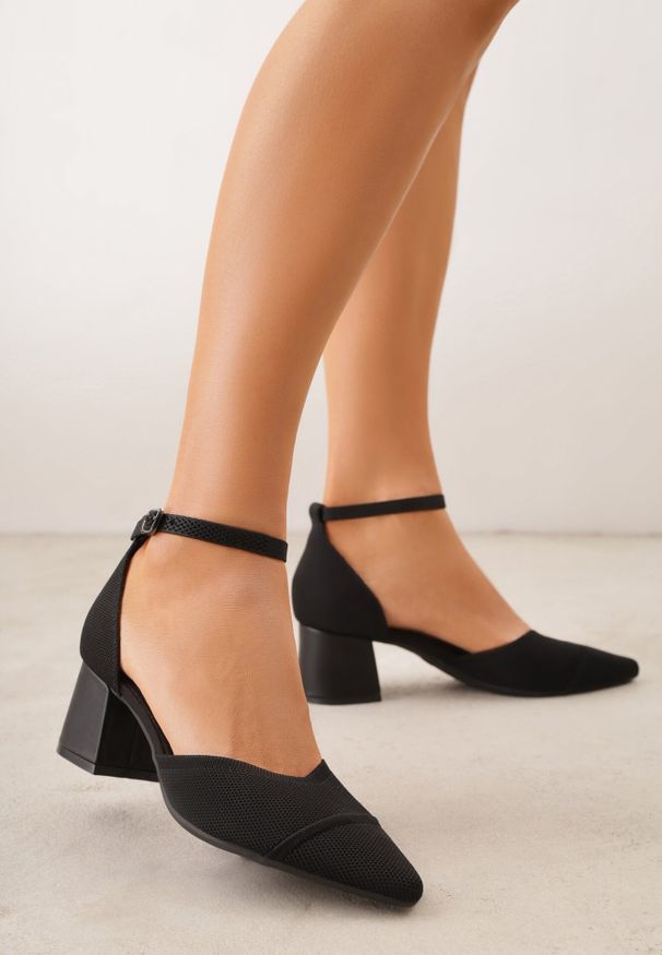 Born2be - Czarne Strukturalne Czółenka VICES na Słupku z Paskiem wokół Kostki Kallimei. Okazja: na co dzień, na spotkanie biznesowe. Zapięcie: pasek. Kolor: czarny. Materiał: jeans. Obcas: na słupku. Styl: casual, biznesowy, elegancki