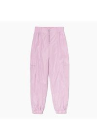 Cropp - Pastelowe spodnie z kieszeniami cargo - Fioletowy. Kolor: fioletowy. Materiał: tkanina. Wzór: gładki #1