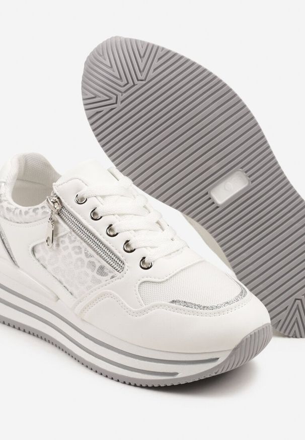 Born2be - Białe Sneakersy na Grubej Podeszwie w Paski i Suwakiem Koralea. Okazja: na spacer, na co dzień. Zapięcie: pasek. Kolor: biały. Materiał: skóra, jeans. Wzór: paski. Sport: turystyka piesza