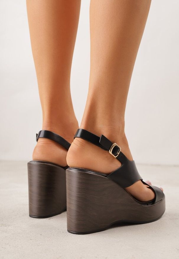 Renee - Czarne Sandały na Platformie i Koturnie z Geometryczną Cholewką Adrasithise. Zapięcie: sprzączka. Kolor: czarny. Wzór: geometria. Obcas: na koturnie