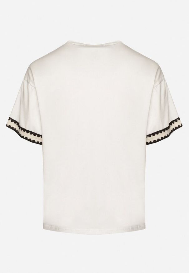 Born2be - Biały Bawełniany T-shirt o Kroju Oversize ze Zdobieniem przy Rękawach Milatia. Okazja: na co dzień. Kolor: biały. Materiał: bawełna. Wzór: aplikacja. Styl: elegancki, casual