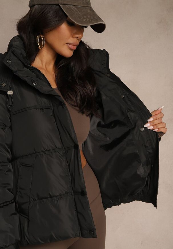 Renee - Czarna Oversizowa Kurtka Puffer z Kapturem i Naszywką przy Rękawie Azine. Okazja: na co dzień. Typ kołnierza: kaptur. Kolor: czarny. Materiał: dzianina, jeans. Wzór: aplikacja. Styl: casual