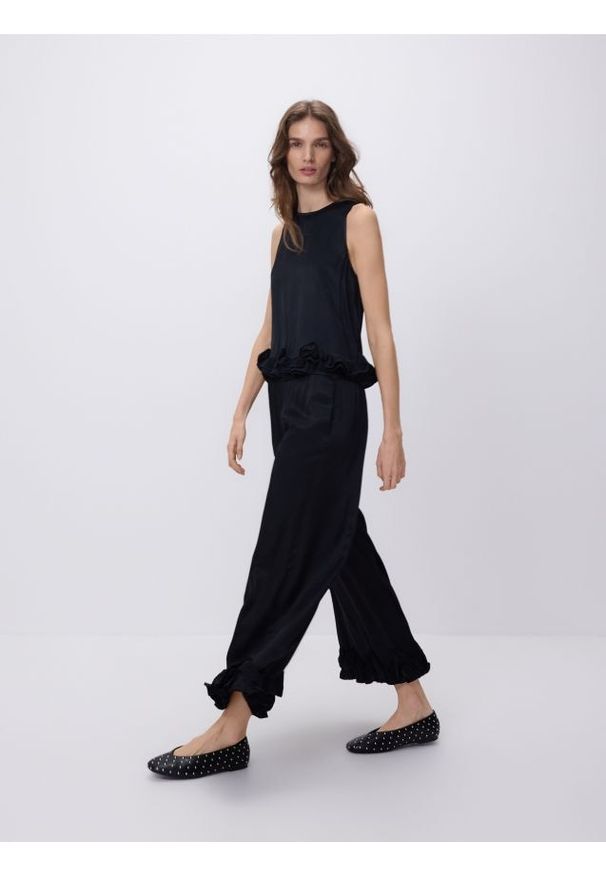 Reserved - Spodnie z wiskozy z falbankami - czarny. Kolor: czarny. Materiał: wiskoza