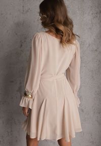 Renee - Beżowa Sukienka VICES z Półtransparentnymi Rękawami Wiązania w Talii Resmosa. Okazja: na co dzień, na randkę. Typ kołnierza: dekolt kwadratowy. Kolor: beżowy. Materiał: skóra, materiał. Styl: casual, elegancki #3