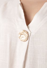 Born2be - Biała Pudełkowa Sukienka z Lnem i Wiskozą Zdobiona Metalicznym Guzikiem Phisoth. Okazja: do pracy, na co dzień, na spotkanie biznesowe. Kolekcja: plus size. Kolor: biały. Materiał: wiskoza, len. Wzór: aplikacja. Sezon: lato. Typ sukienki: proste, dla puszystych. Styl: elegancki, biznesowy, casual #4