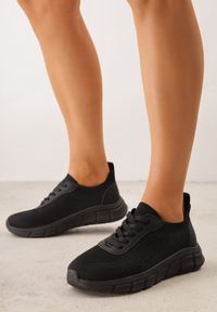 Born2be - Czarne Dzianinowe Sneakersy na Grubej Podeszwie ze Żłobieniami Enolora. Okazja: na co dzień, na spacer. Kolor: czarny. Materiał: dzianina. Szerokość cholewki: normalna. Sport: turystyka piesza, fitness #1