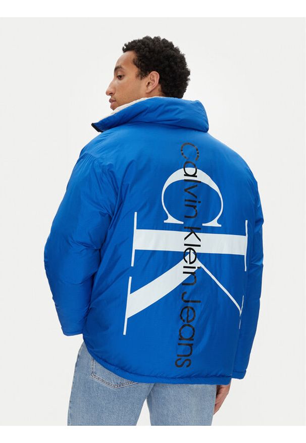 Calvin Klein Jeans Kurtka zimowa 90's J30J324438 Niebieski Oversize. Kolor: niebieski. Materiał: syntetyk. Sezon: zima