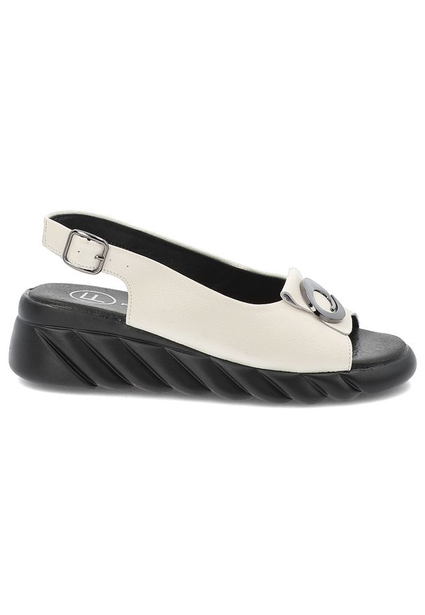 Beżowe Sandały Filippo Wygodne Obuwie Damskie Z Broszką. Okazja: na spacer, na co dzień. Zapięcie: pasek. Kolor: beżowy. Materiał: skóra. Wzór: aplikacja. Sezon: lato. Styl: casual, elegancki