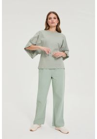 MOODO - Bluzka z szerokimi rękawami oliwkowa. Kolor: oliwkowy. Materiał: bawełna #1