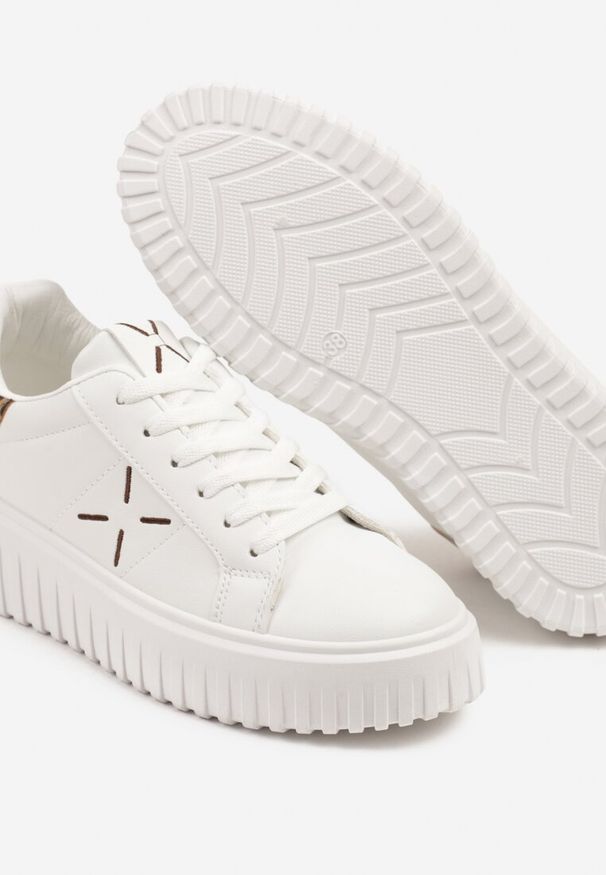 Born2be - Białe Panterkowe Sneakersy na Grubej Tłoczonej Podeszwie z Brokatem Nusandra. Okazja: na co dzień. Kolor: biały. Materiał: jeans. Wzór: aplikacja