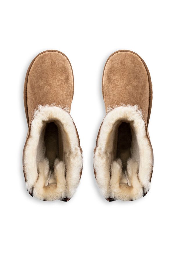 Ugg - UGG W Bailey Bow II Buty zimowe damskie. Okazja: na plażę. Kolor: brązowy. Materiał: wełna, materiał, zamsz. Szerokość cholewki: normalna. Wzór: aplikacja. Sezon: zima. Styl: klasyczny, elegancki, młodzieżowy