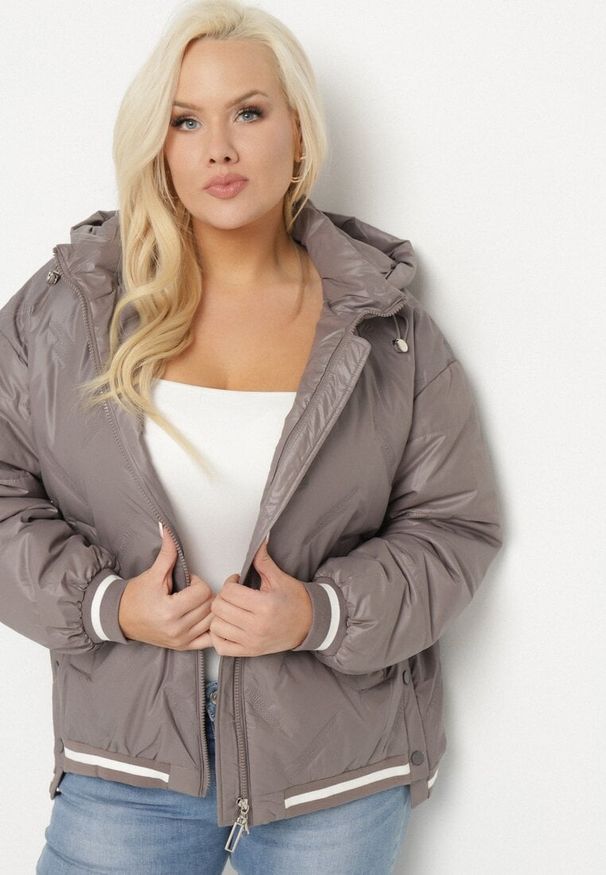Born2be - Ciemnoszara Kurtka Pikowana z Odpinanym Kapturem i Ozdobnymi Ściągaczami Dorseli. Okazja: na co dzień. Kolekcja: plus size. Kolor: szary. Długość: długie. Wzór: aplikacja. Materiał: jeans, tkanina. Długość rękawa: długi rękaw. Sezon: jesień. Styl: klasyczny, casual, elegancki