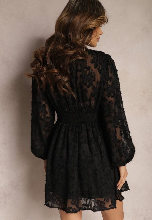 Renee - Czarna Koronkowa Sukienka Mini z Gumką w Pasie Netta. Kolor: czarny. Materiał: koronka. Typ sukienki: rozkloszowane. Długość: mini