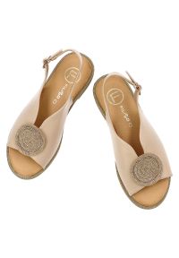 Sandały damskie Filippo, cholewka ze skóry ekologicznej na płaskiej podeszwie z elegancką broszką, beżowe, DS6229/26. Kolor: beżowy. Materiał: skóra ekologiczna. Obcas: na płaskiej podeszwie. Styl: elegancki #4