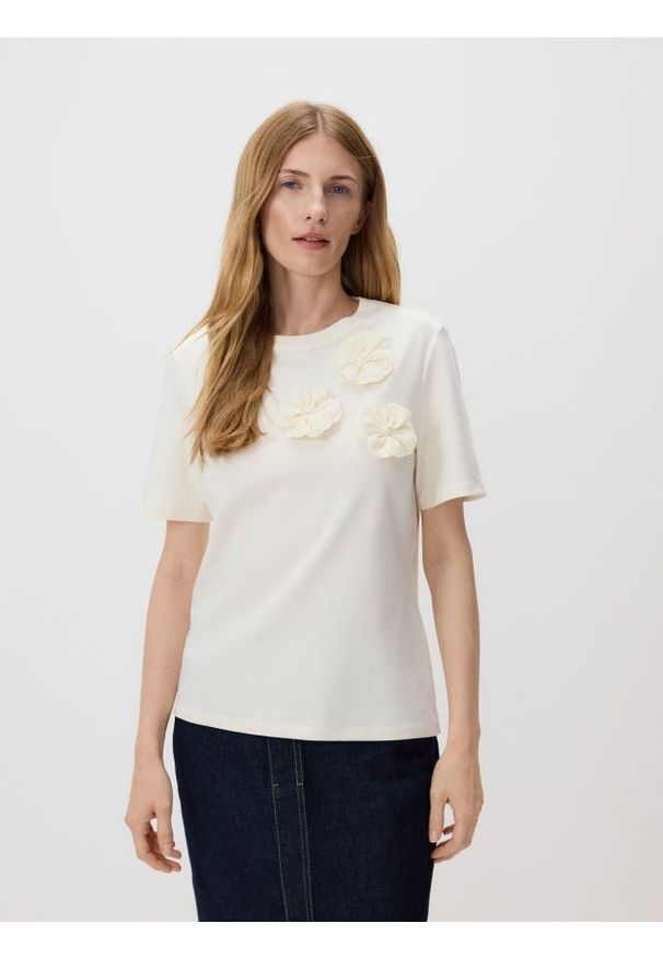 Reserved - T-shirt z kwiatową aplikacją - kremowy. Kolor: kremowy. Materiał: bawełna. Wzór: aplikacja, kwiaty