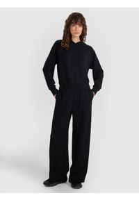 4f - 4F Spodnie dresowe z szerokimi nogawkami z modalem damskie - czarne M. Kolor: czarny. Materiał: dresówka. Wzór: gładki, ze splotem. Sport: fitness #1