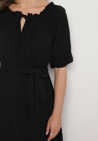 Born2be - Czarna Trapezowa Muślinowa Sukienka z Bawełny z Paskiem i Gumką w Talii Vimarinn. Okazja: na co dzień. Typ kołnierza: dekolt hiszpanka. Kolor: czarny. Materiał: bawełna. Typ sukienki: trapezowe. Styl: casual #2