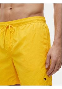 TOMMY HILFIGER - Tommy Hilfiger Szorty kąpielowe UM0UM03477 Żółty Regular Fit. Kolor: żółty. Materiał: syntetyk #3