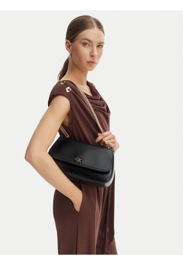 Calvin Klein Torebka Ck Convertible Chain Medium Bag LV04F3171G Czarny. Kolor: czarny. Materiał: skórzane