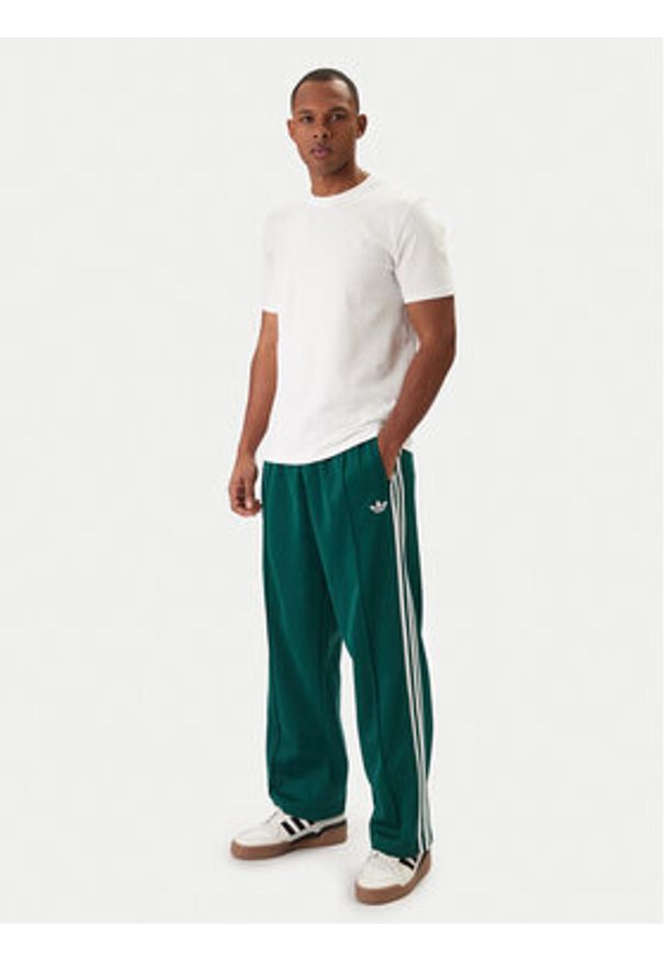 Adidas - adidas Spodnie dresowe adicolor KE3497 Zielony Loose Fit. Kolor: zielony. Materiał: syntetyk, bawełna
