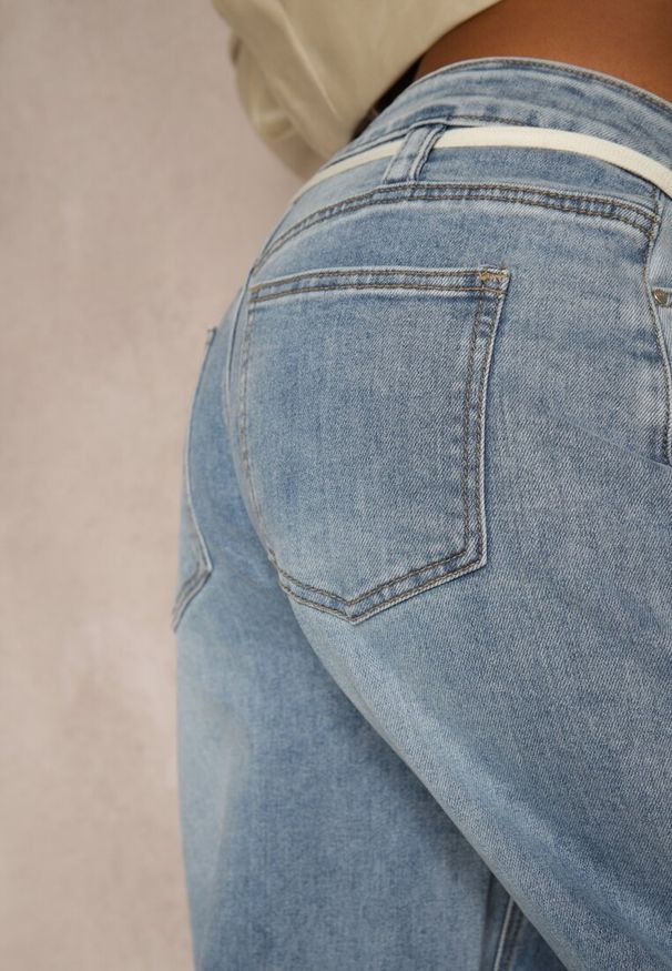 Renee - Niebieskie Jeansy Balloon Regular Waist z Ozdobnym Wiązaniem Daemora. Kolor: niebieski. Styl: klasyczny