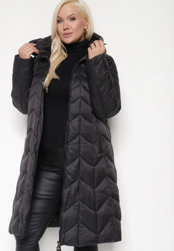 Born2be - Czarna Długa Kurtka z Ozdobnym Pikowanym Przeszyciem i Kapturem Pretini. Okazja: na co dzień. Kolekcja: plus size. Kolor: czarny. Materiał: jeans. Długość rękawa: długi rękaw. Długość: długie. Styl: casual, elegancki, klasyczny