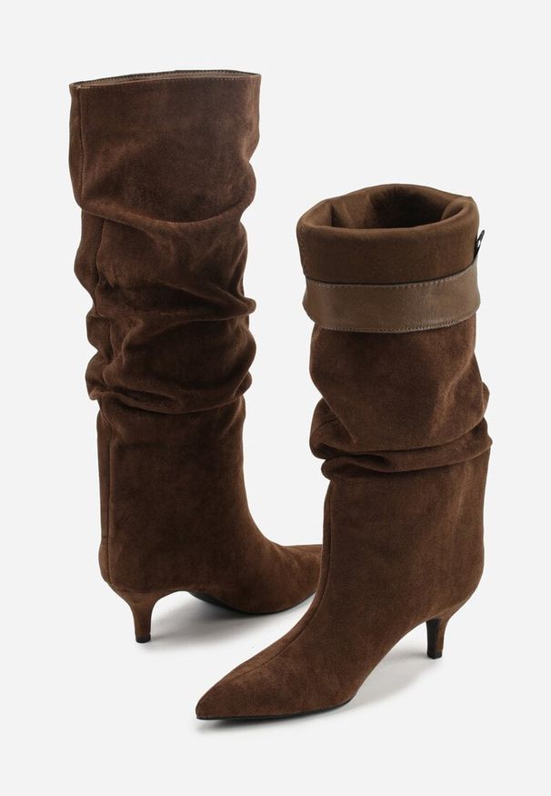 Born2be - Brązowe Marszczone Kozaki na Obcasie Typu Kaczuszka Alevitte. Okazja: na co dzień. Zapięcie: bez zapięcia. Kolor: brązowy. Materiał: jeans. Obcas: na obcasie. Styl: casual, elegancki. Wysokość obcasa: średni