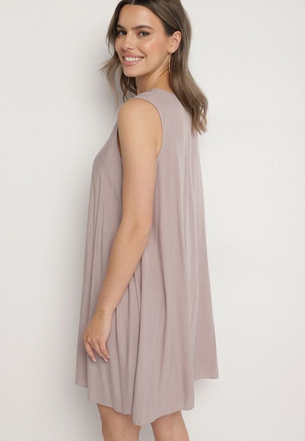 Born2be - Jasnoszara Rozkloszowana Sukienka z Bawełny z Ozdobnymi Guzikami Folusae. Okazja: na co dzień. Typ kołnierza: dekolt w serek. Kolor: szary. Materiał: bawełna. Sezon: wiosna, lato. Typ sukienki: proste. Styl: klasyczny, casual, elegancki