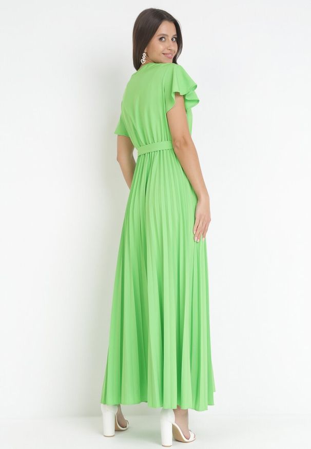 Born2be - Zielona Elegancka Sukienka Maxi w Plisy z Kopertowym Dekoltem i Wiązaniem Thessi. Kolor: zielony. Sezon: lato. Typ sukienki: kopertowe. Styl: elegancki. Długość: maxi
