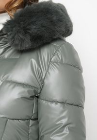 Born2be - Ciemnozielona Pikowana Kurtka z Kapturem z Futerkiem Flavara. Typ kołnierza: kaptur. Kolor: zielony. Materiał: futro #4