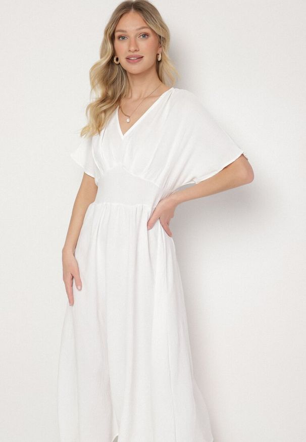 Born2be - Biała Rozkloszowana Sukienka z Gumką w Talii i Dekoltem w Serek Iffara. Okazja: do pracy, na co dzień, na spotkanie biznesowe. Typ kołnierza: dekolt w serek. Kolor: biały. Styl: biznesowy, casual