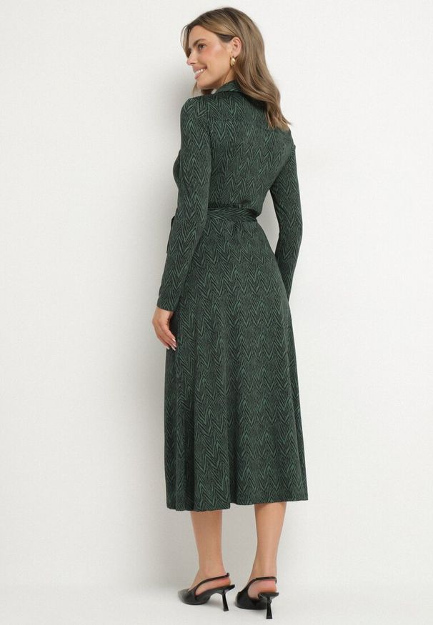 Born2be - Ciemnozielona Rozkloszowana Sukienka Koszulowa z Wiązanym Paskiem Cheresin. Kolor: zielony. Materiał: materiał. Typ sukienki: koszulowe. Długość: midi