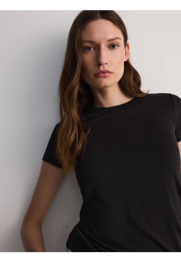 Reserved - Prążkowany t-shirt z modalem - czarny. Kolor: czarny. Materiał: prążkowany