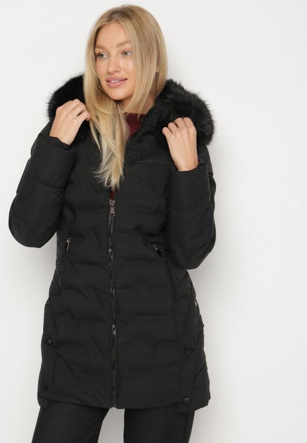 Born2be - Czarna Zimowa Kurtka Pikowana z Kapturem z Futrem i Napami po Bokach Zenilda. Typ kołnierza: kaptur. Kolor: czarny. Materiał: futro. Sezon: zima