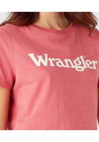 Wrangler - WRANGLER REGULAR TEE DAMSKI T-SHIRT KOSZULKA LOGO NADRUK HOLLY BERRY W7N4GHXGH. Wzór: nadruk