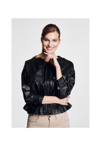Ochnik - Kurtka skórzana damska ze ściągaczem. Typ kołnierza: kołnierzyk stójkowy. Kolor: czarny. Materiał: skóra. Styl: klasyczny #1