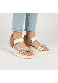 Sandały damskie Hispanitas, cholewka ze skóry naturalnej sportowa forma z regulowanymi paskami odkryta konstrukcja stabilna podeszwa zapewniająca wyg. Okazja: na co dzień. Zapięcie: pasek. Kolor: biały. Materiał: skóra. Wzór: paski. Sezon: lato. Styl: sportowy #1