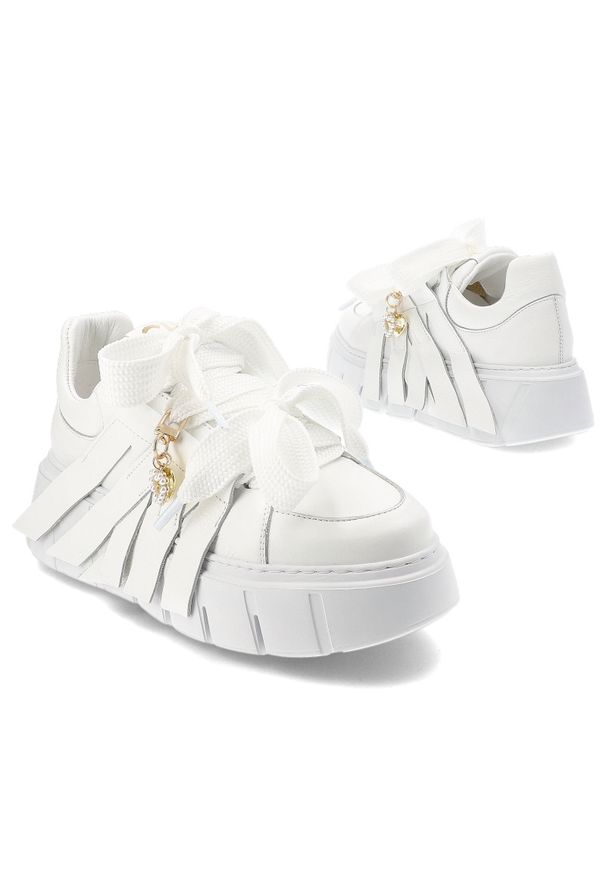 CheBello - Białe Sneakersy Chebello Modne Obuwie Damskie. Okazja: na co dzień. Zapięcie: sznurówki. Kolor: biały. Materiał: skóra. Wzór: aplikacja. Styl: elegancki, casual