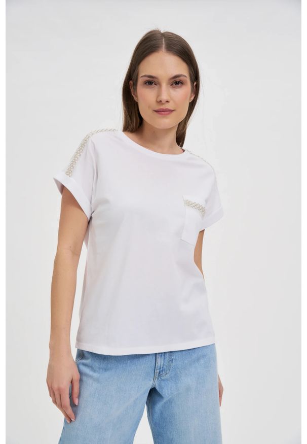 MOODO - Bawełniany t-shirt ozdobiony koralikami biały. Kolor: biały. Materiał: bawełna. Wzór: aplikacja
