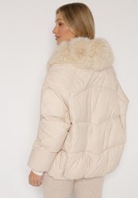 Born2be - Beżowa Pikowana Kurtka Oversize z Futrzanymi Zdobieniami Saranessa. Okazja: na co dzień. Kolor: beżowy. Materiał: futro. Wzór: aplikacja. Styl: casual