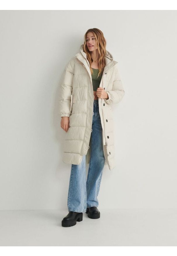 Reserved - Długa kurtka z wiązaniem - kremowy. Kolor: kremowy. Materiał: tkanina. Długość: długie. Styl: klasyczny