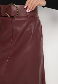 Born2be - Bordowa Trapezowa Spódnica z Imitacji Skóry z Paskiem z Okrągłą Klamrą Salendia. Okazja: na co dzień, do pracy, na spotkanie biznesowe. Stan: podwyższony. Kolor: czerwony. Materiał: skóra. Styl: biznesowy, casual #7